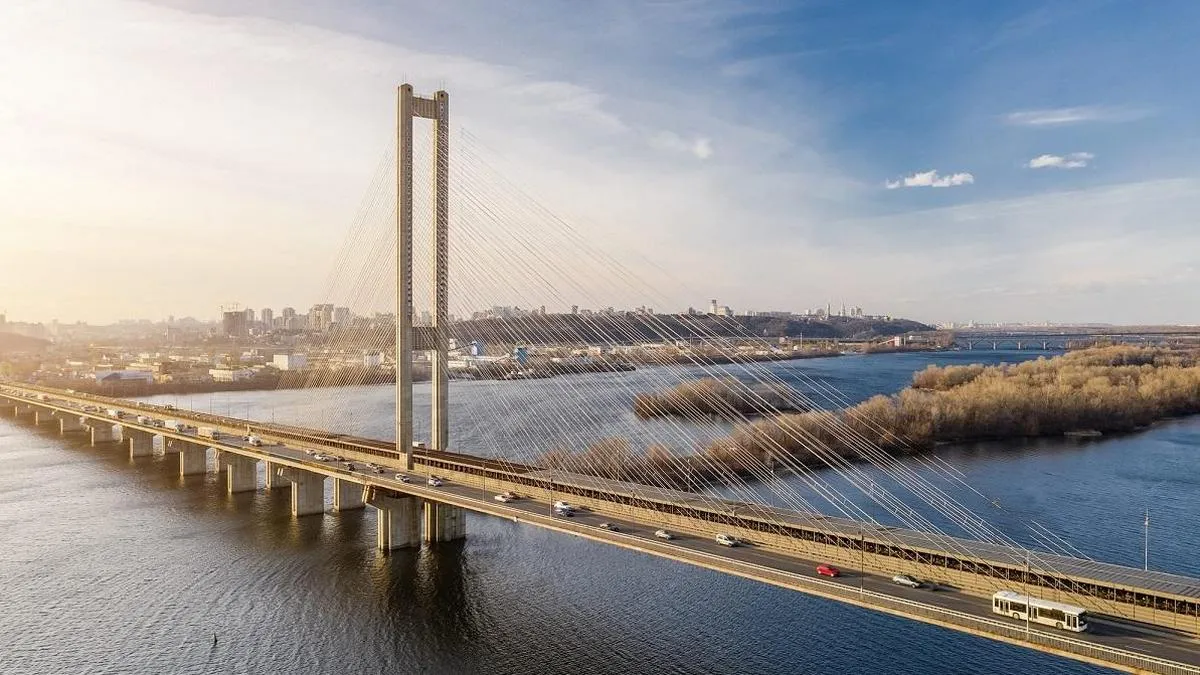 У Києві обмежили рух трьома мостами: Південний перекрили повністю