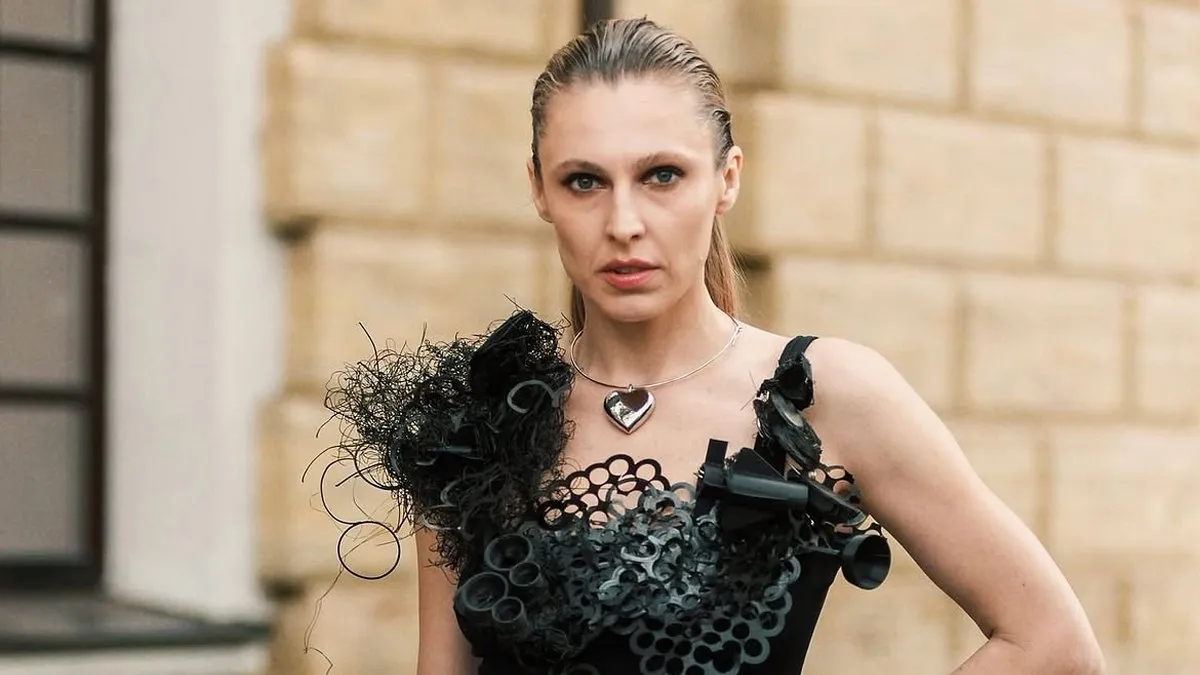 Незвичайний образ на Ukrainian Fashion Week: сукня української блогерки з деталей дронів зібрала донати