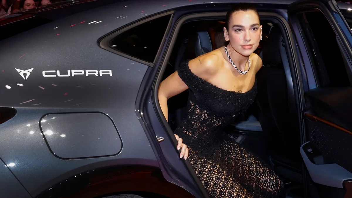 У прозорій сукні Chanel: Дуа Ліпа поруч із нареченим Каллумом Тернером засвітила сідницями на червоній доріжці