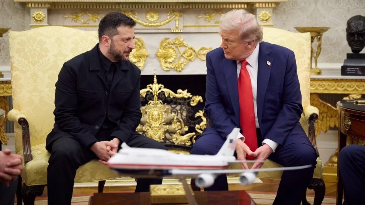 Зеленський і Трамп обмінялися подарунками у Білому домі: що презентували один одному лідери України і США