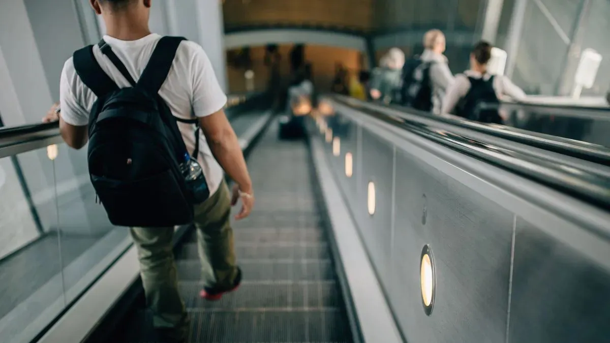 Штраф понад 50 тисяч грн за рух ескалатором «не в той бік»: деталі курйозного звинувачення з метро