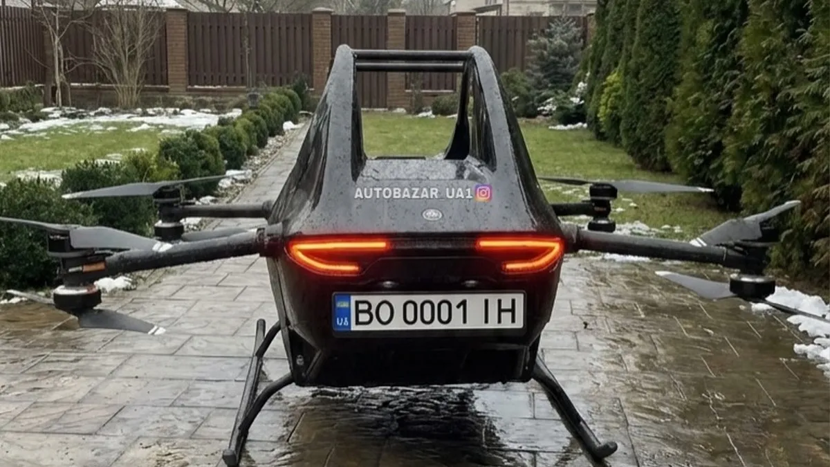 Коштує, як Porsche Cayenne: в Ужгороді виставили на продаж двомісний пасажирський дрон з елітним номером