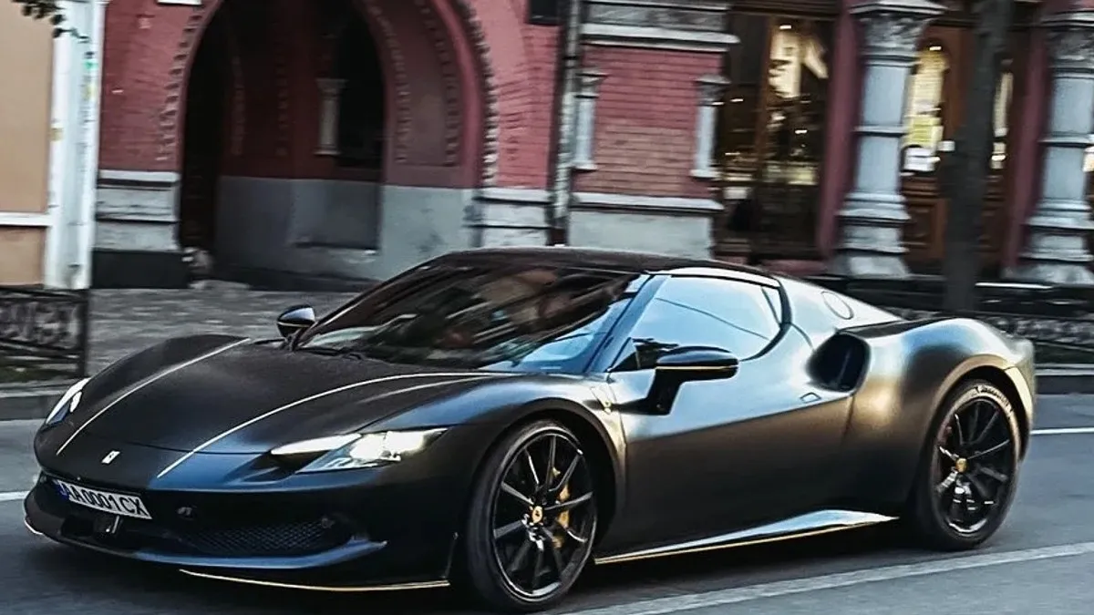 Надпотужний суперкар Ferrari помітили у Києві: як виглядає авто за $340 000