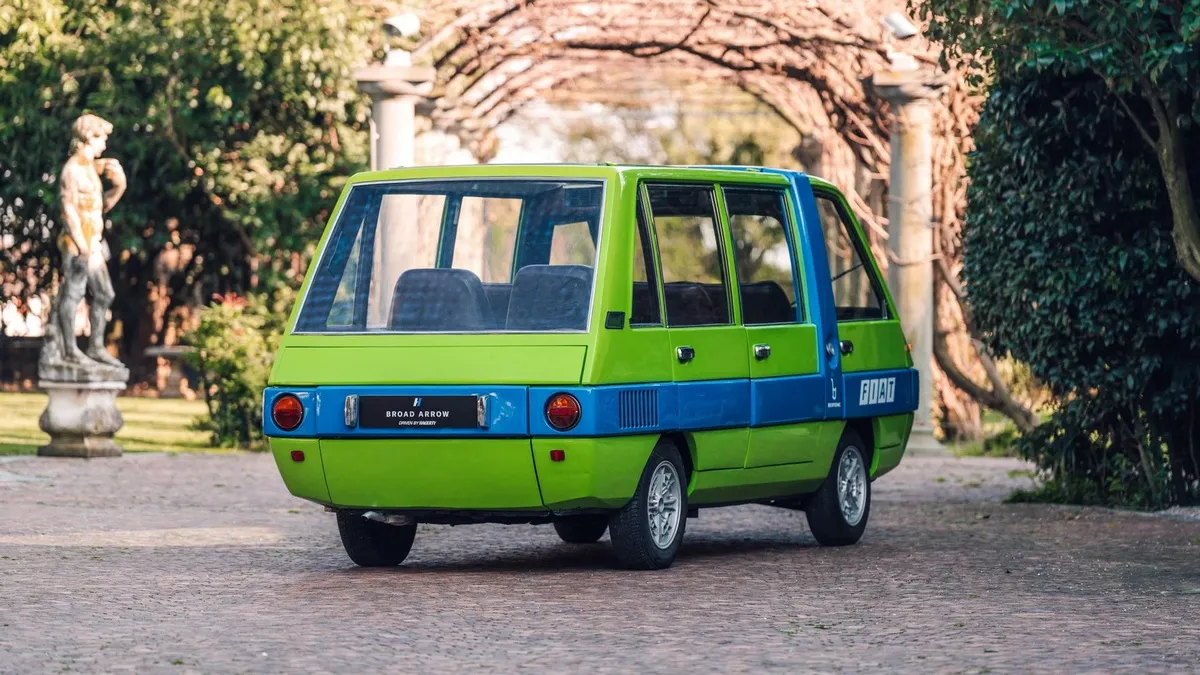 Залишилось лише два автомобілі у світі: в Італії на аукціоні продають ексклюзивне VIP-авто FIAT Bertone 850