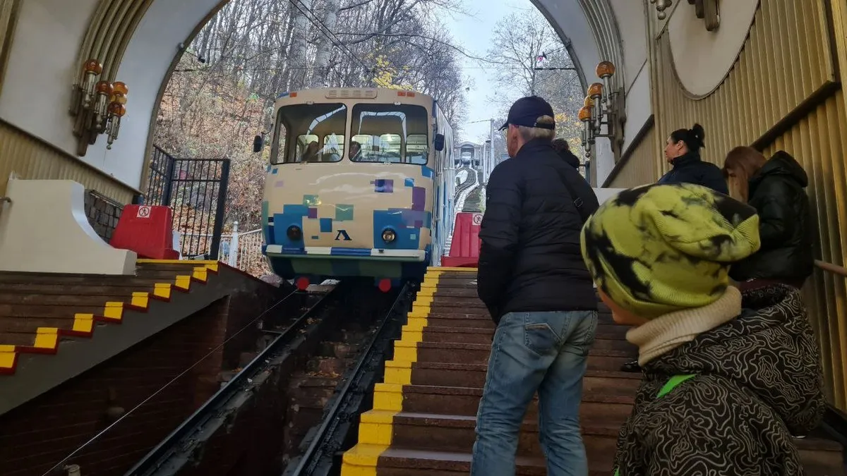 Попри складну ситуацію в енергосистемі країни: київський фунікулер відновив свою роботу