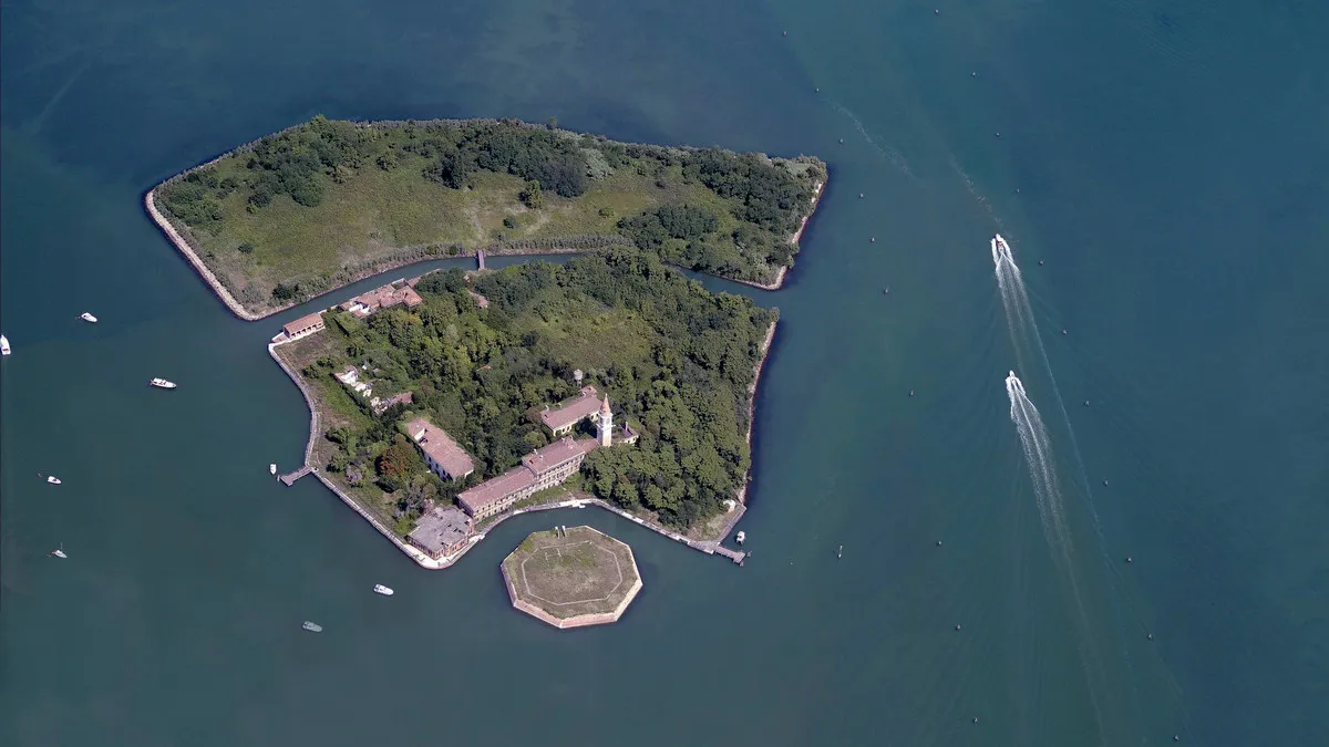 Острів-привид Повеґлія: як виглядає місце, де загинули десятки тисяч людей