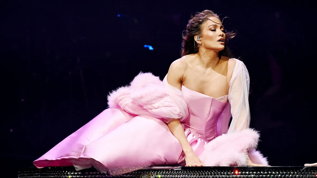 Феєрія сцени і блиск стразів: Дженніфер Лопес в 56 років запалила Лас-Вегас під час власного концерту – фото