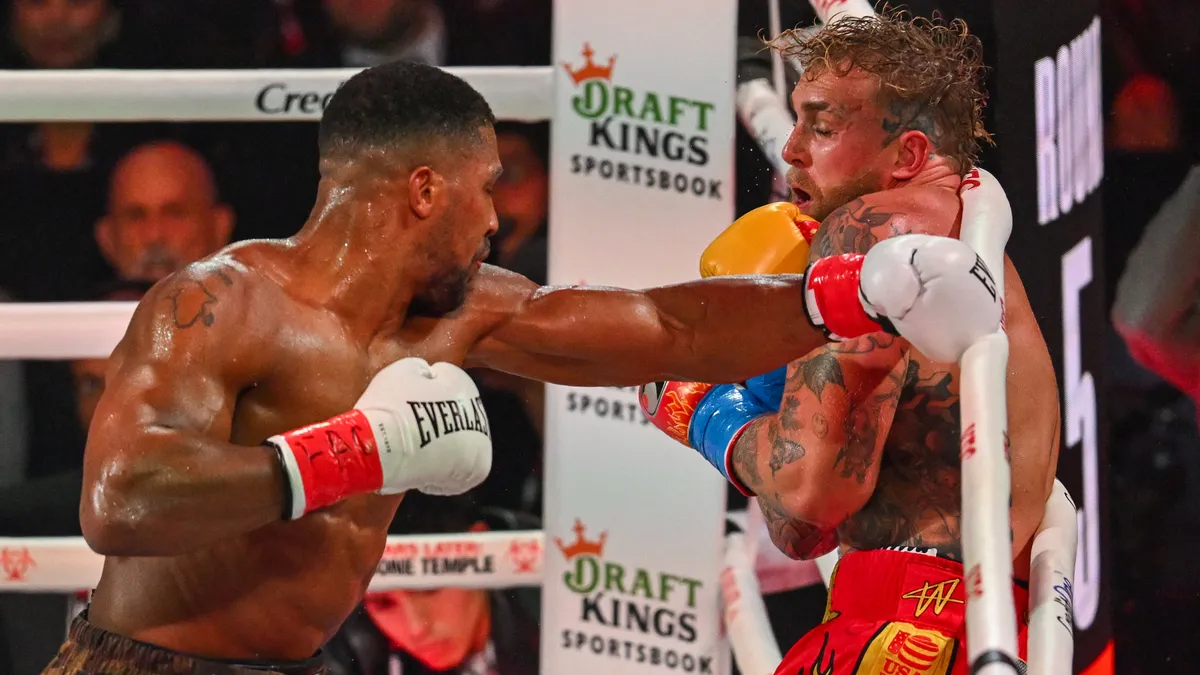 Хевівейт не для блогерів! Джошуа жорстко зупинив Джейка Пола – переможця готувала до бою команда Усика