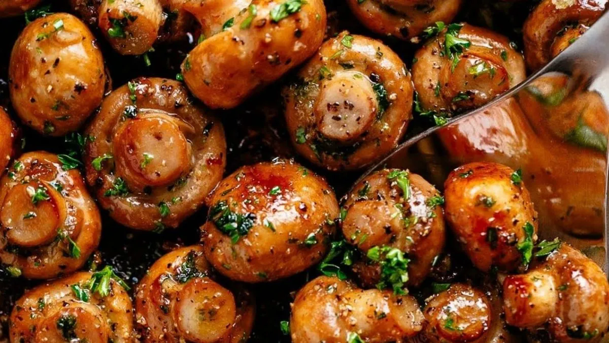 Рецепт смачних маринованих печериць з овочами: коли доведеться боротися за право скуштувати першим