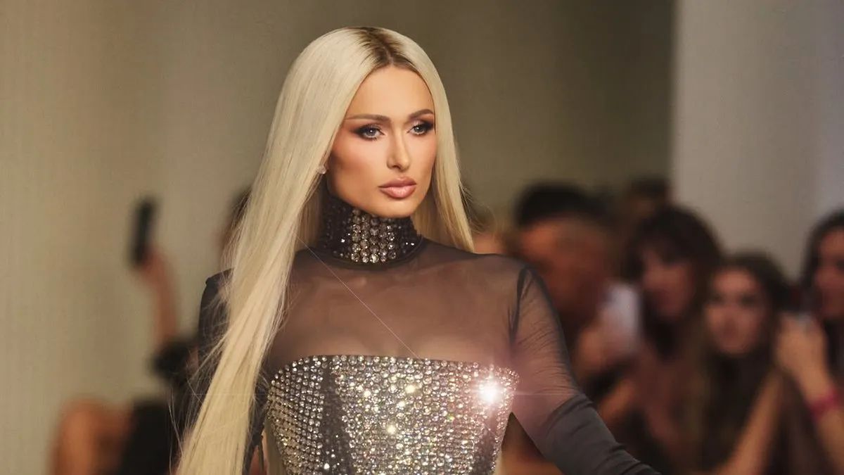 Періс Хілтон дефілювала червоною доріжкою у боді зі стразами: зірка вразила образом на подіумі на показі