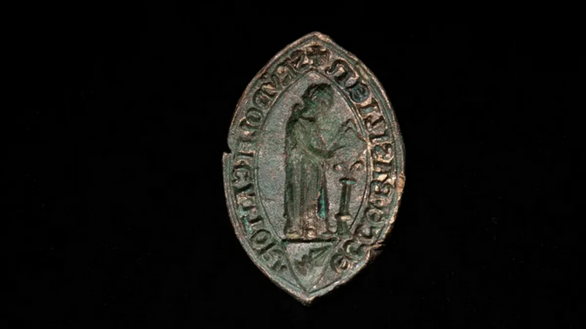 Археологи знайшли середньовічну печатку в Європі: рідкісний скарб століттями лежав на дні ріки 