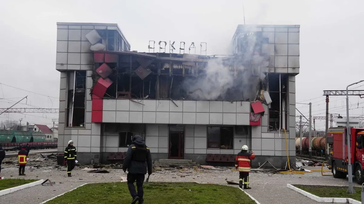 Укрзалізниця відновила рух потягів через Фастів після нічного обстрілу: відео зі зруйнованого вокзалу 