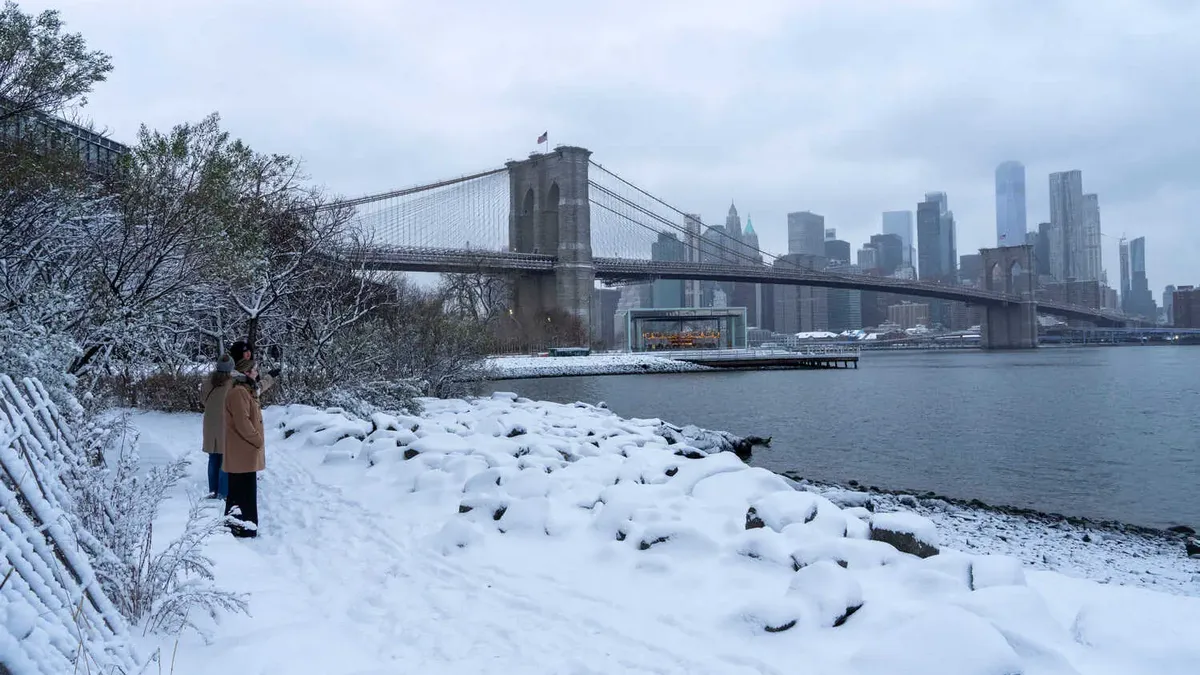 У Нью-Йорку зафіксували найсильніший снігопад майже за чотири роки: через негоду скасували сотні авіарейсів