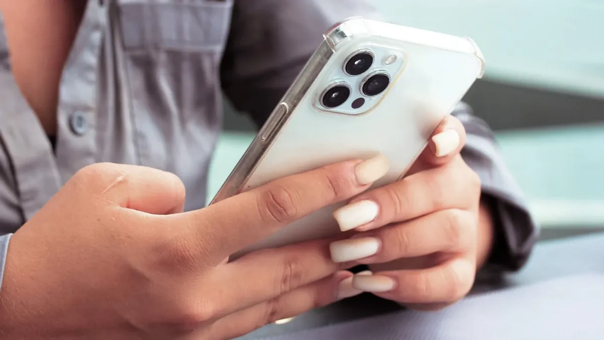 Лак-стилус: у США створили покриття для нігтів, яке дозволяє зручно керувати смартфоном