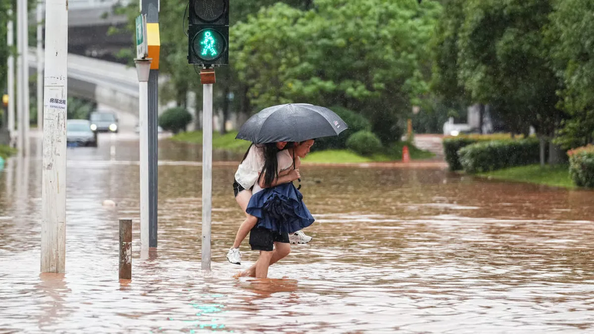 У Китаї працівниця виграла 7 днів «дощової відпустки»: компанія запровадила незвичайний бонус