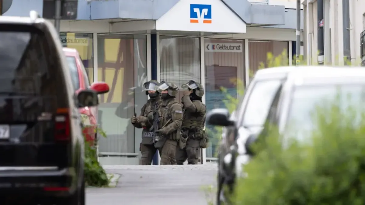 У Німеччині озброєний нападник захопив заручників у банку та зник після штурму: поліція проводить спецоперацію