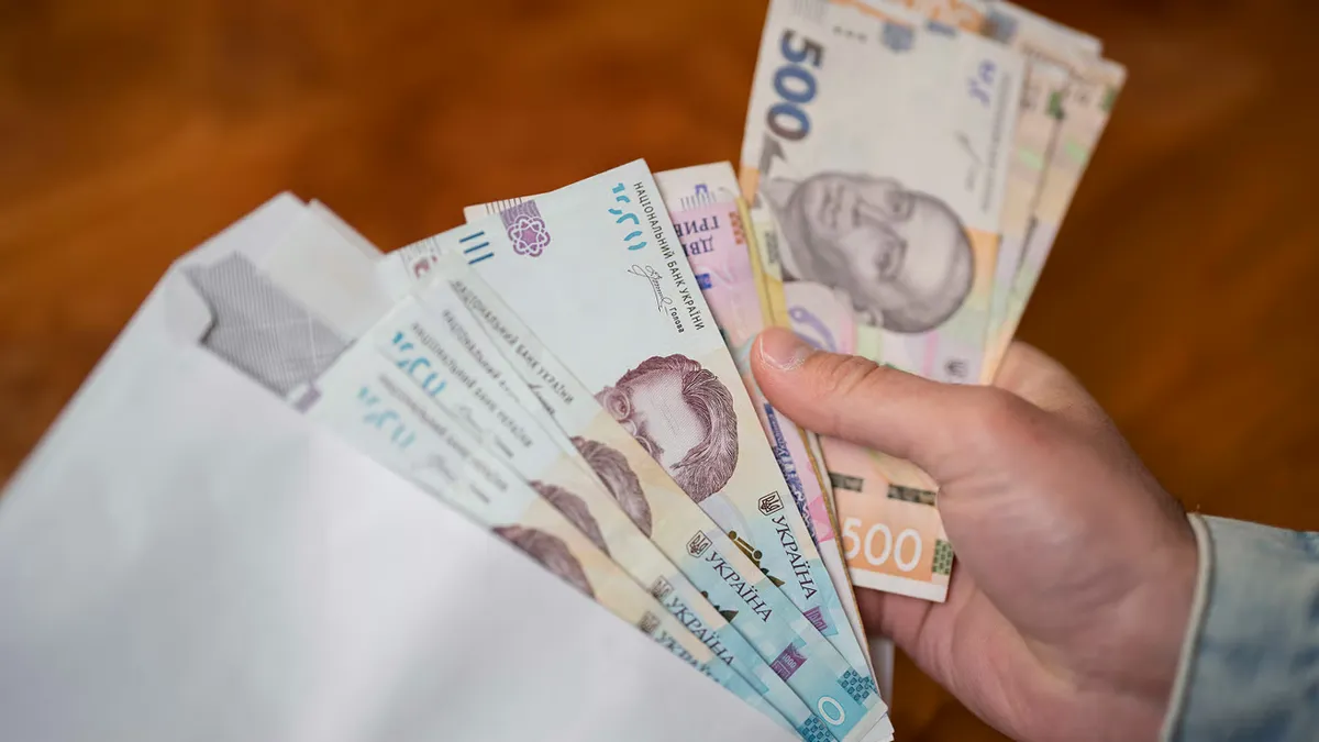 Середня зарплата в Києві майже на 20 тисяч вища ніж по Україні: статистика по професіях 