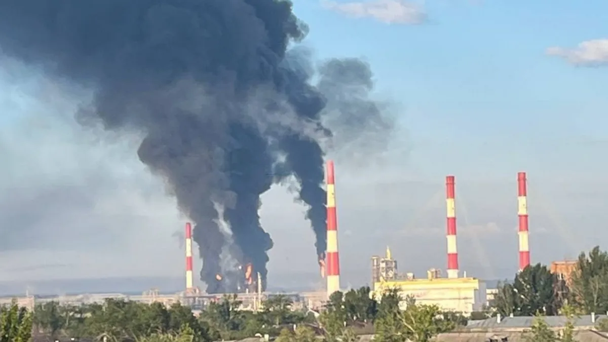 Українські військові ударили по НПЗ у Самарській області та військовим об'єктам рф: відео атак