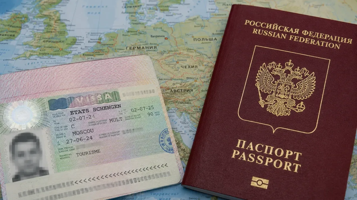 Росіянам посилять правила для туристих віз у ЄС: що пропонують країни Європи