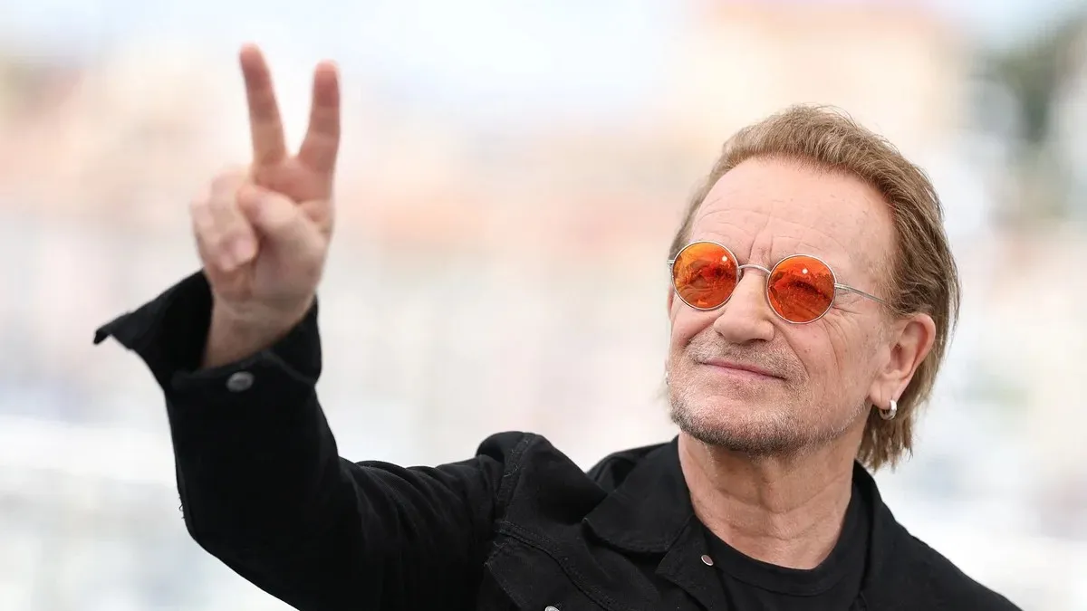 «Сильно»: фронтмен U2 Боно зворушливо заспівав легендарний хіт разом з українським воїном-бандуристом у Каннах