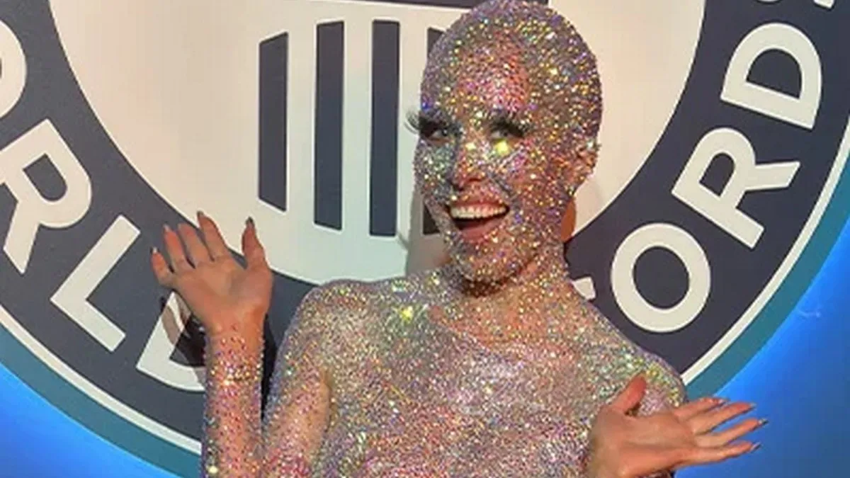 Жінка покрила своє тіло 74 880 стразами та потрапила в Книгу рекордів Гіннеса: як вона виглядає