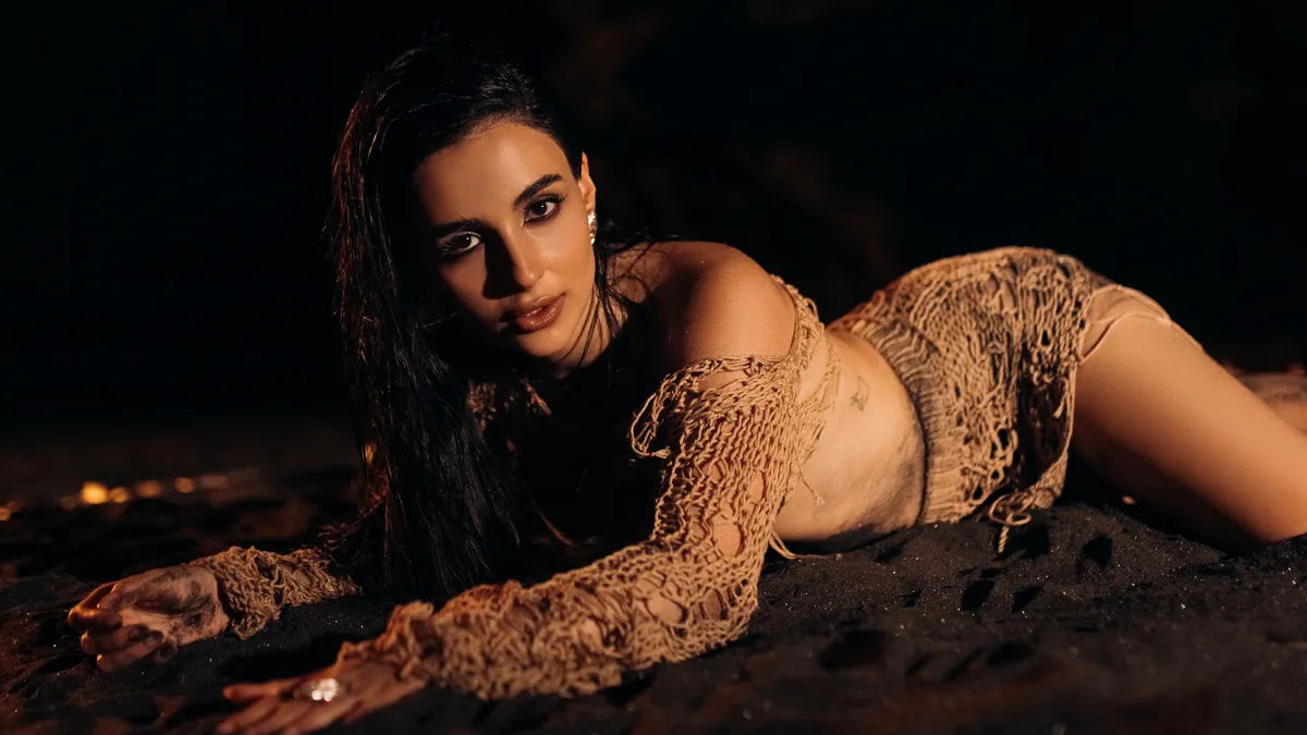 «Хочеться, щоб ця пісня стала частиною зізнань у коханні та весіль»: Анна Трінчер презентувала трек «Палає»