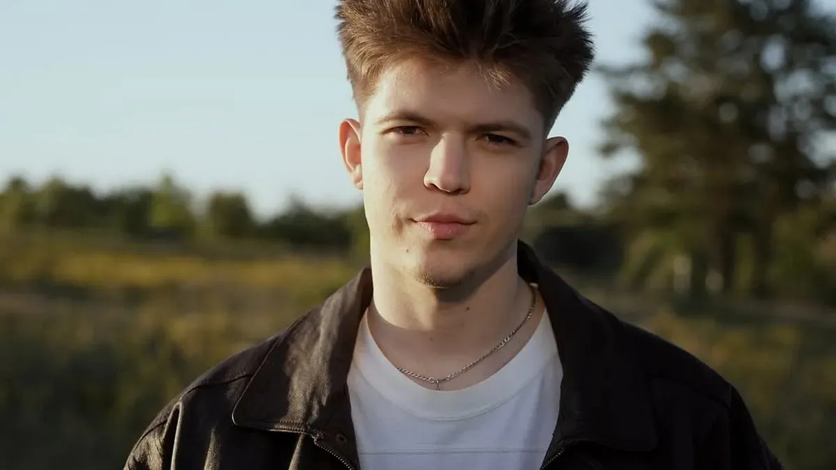 «Смарагдове небо вдарило в голову»: на концерті DREVO в Києві п'яний чоловік з оголеним животом виліз на сцену