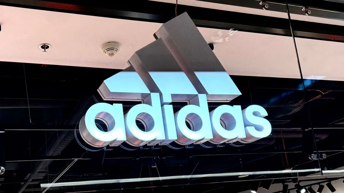 Собаки замість топмоделей: Adidas підірвав світ моди унікальним показом у Сінгапурі
