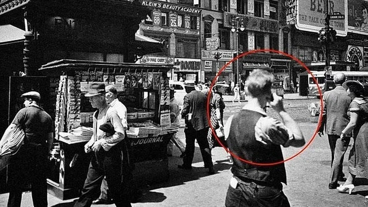 Зі смартфоном у 1936 році? На архівному фото Нью-Йорка помітили «мандрівника у часі»