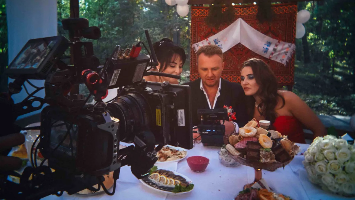 Весілля у стилі 2000-х, Танька з «Країни У» та блогери-мільйонники: Роман Скорпіон перезняв свій хіт