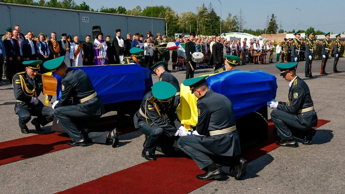 В Україну повернули прах лідера ОУН Андрія Мельника та його дружини: відео урочистої зустрічі труни на кордоні