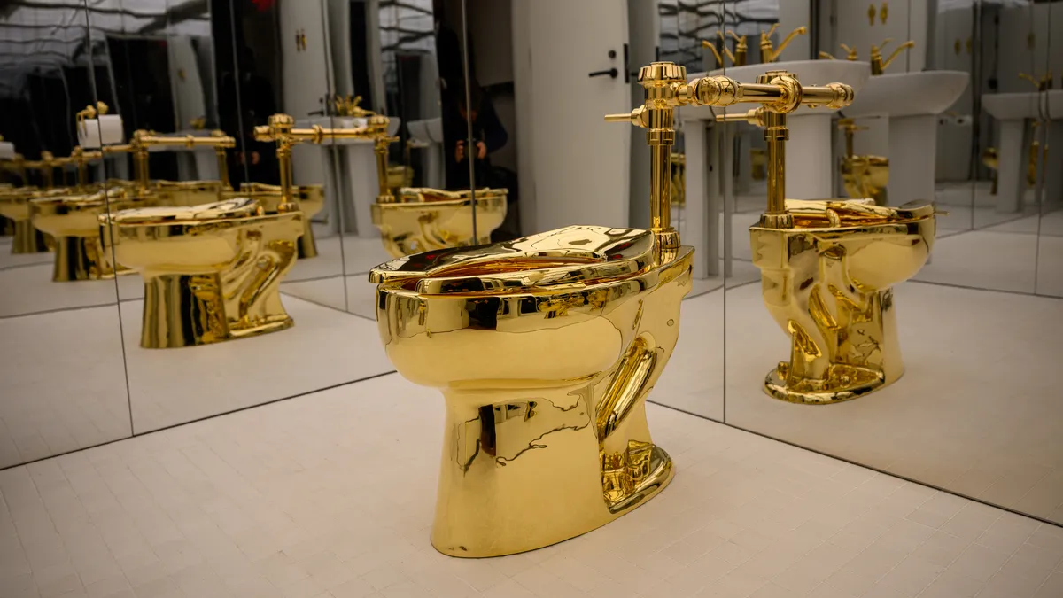 Янукович буде заздрити: у США продали золотий унітаз за 12 мільйонів доларів – фото коштовного «постаменту»