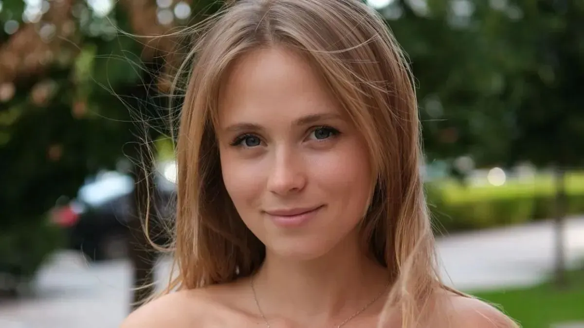 Зовсім інша людина: акторка Анна Кошмал показала себе у 17 років