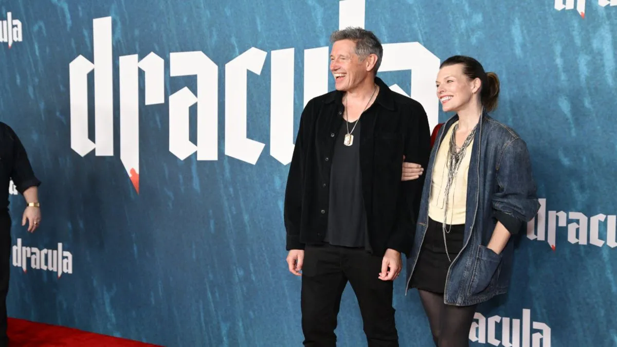 Сімейний вихід: Мілла Йовович з чоловіком і донькою відвідали показ «Дракули»