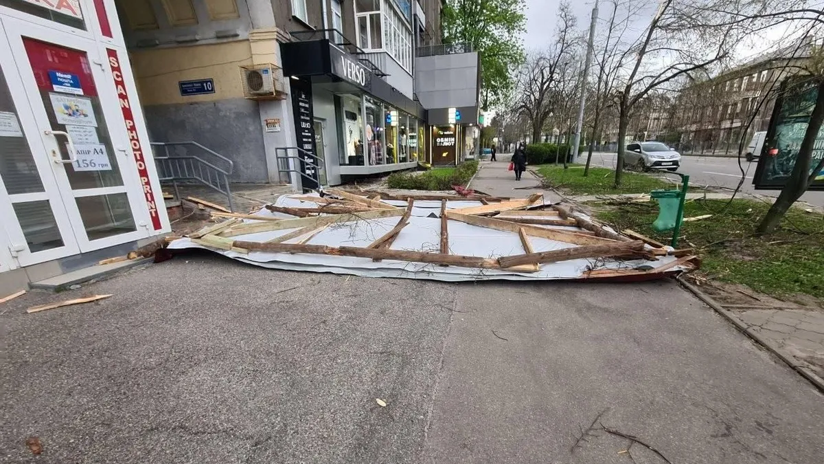 У Харкові вітер зірвав дах будівлі: конструкція ледь не впала на авто – шокуюче відео 