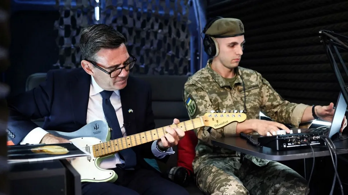 Взяв від першого міжнародного візита максимум: британський прем'єр Бернем зіграв на гітарі з українськими військовими 