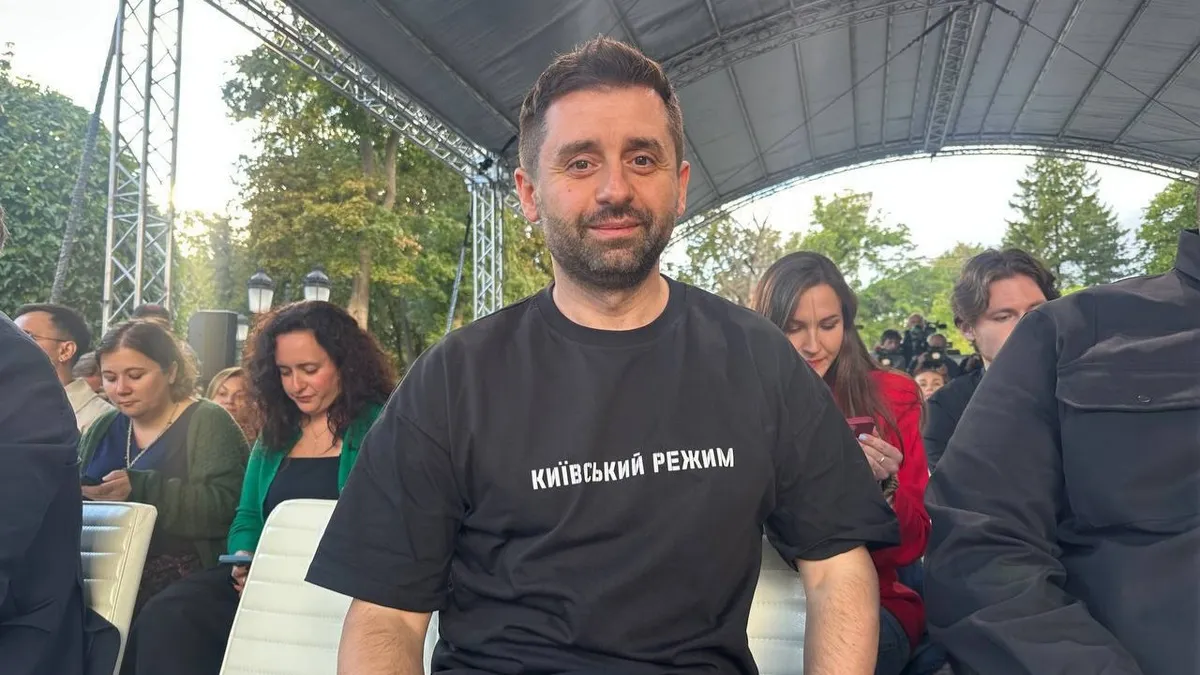 Віткоффу та Джареду подарували футболки «Київський режим»: у ній на переговори прийшов Арахамія