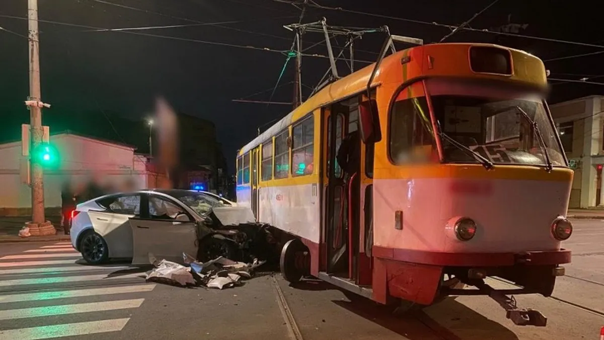 В Одесі автомобіль Tesla зіткнувся з трамваєм: внаслідок ДТП загинув 30-річний водій
