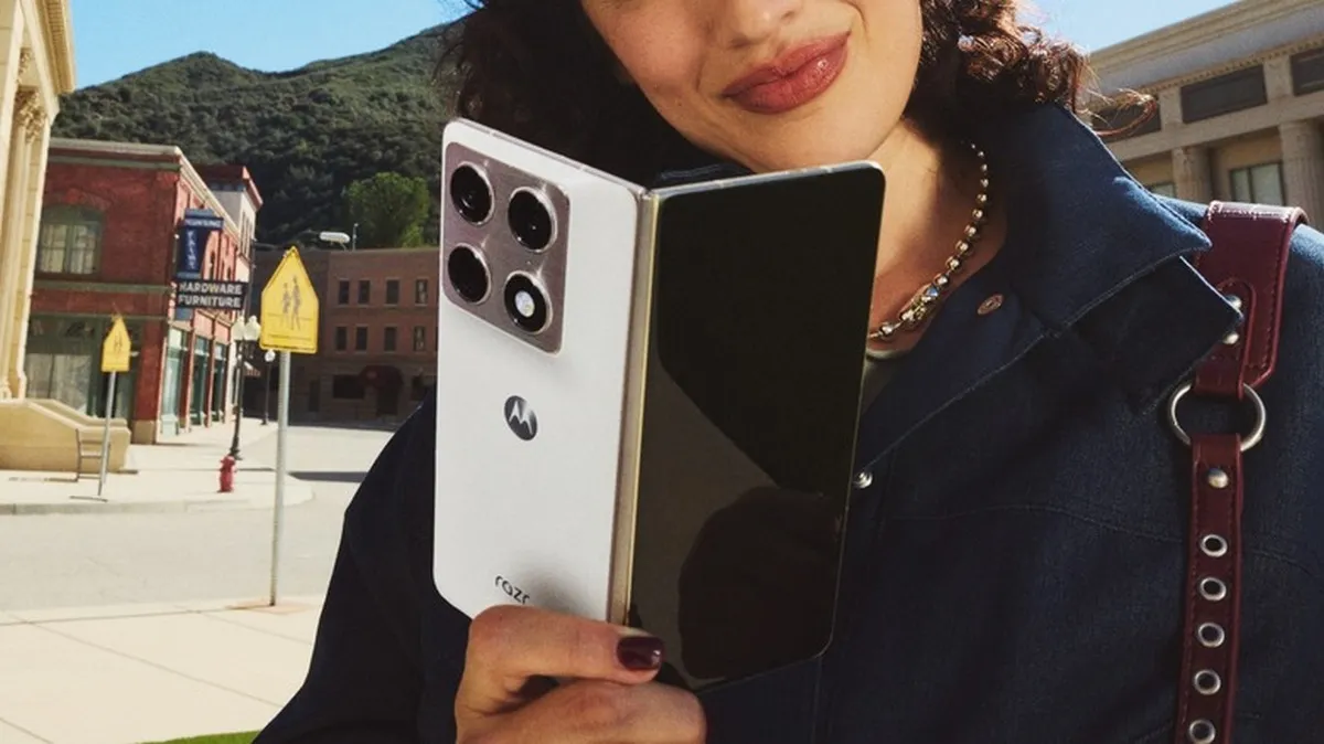 Телефони-книжки повертаються: Motorola представила складаний смартфон Razr Fold Razr Fold