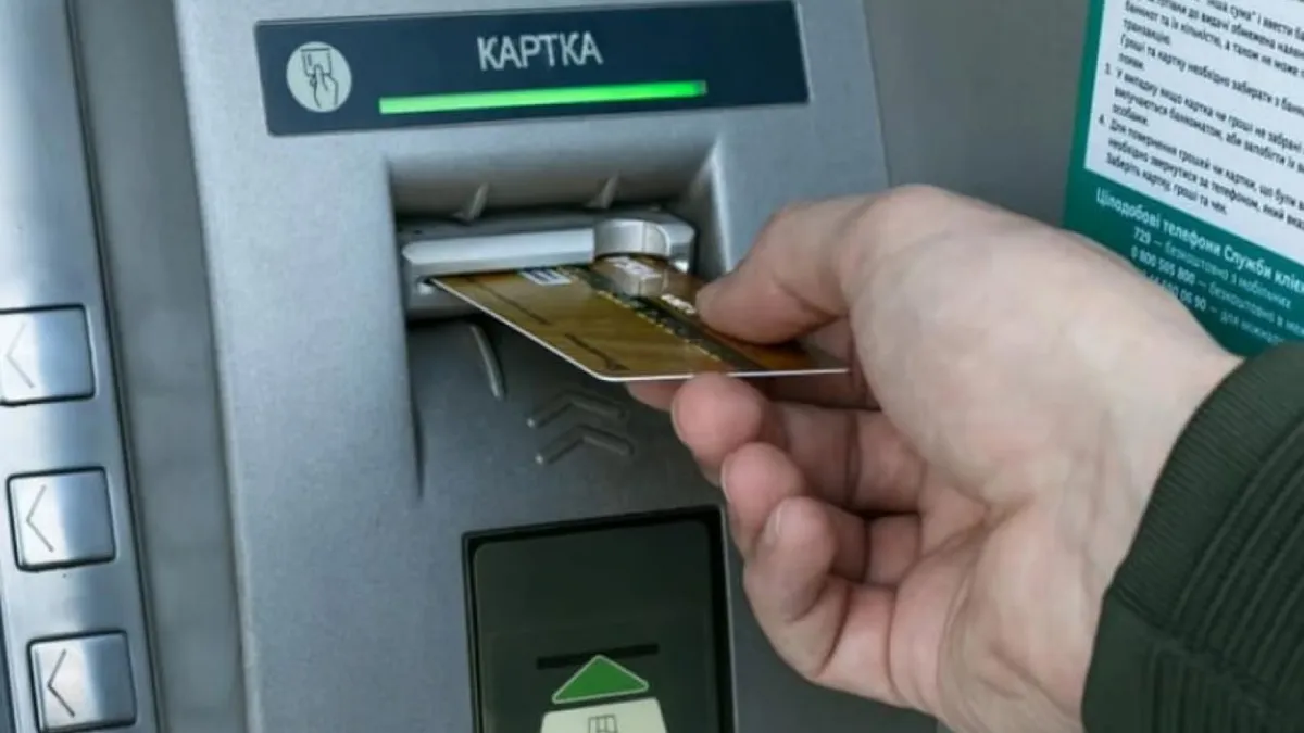 Небезпека біля банкомата: чому банки рекомендують відмовитися від друку паперових чеків