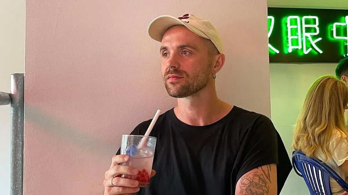 Обранець Наді Дорофєєвої Кацурін показав, як приготувати «‎Криваву Мері» та закуску до неї: покроковий рецепт