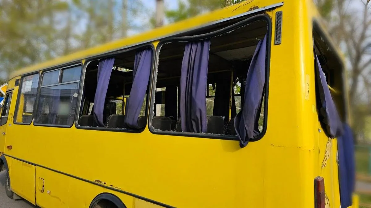 Російський дрон зранку вдарив по маршрутці у Херсоні: робітники комунальних служб їхали на роботу
