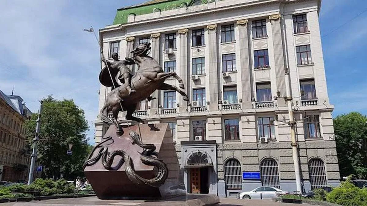 Виліз на пам’ятник і «пригостив» коня сигаретами: який штраф отримав львів’янин – фото з місця