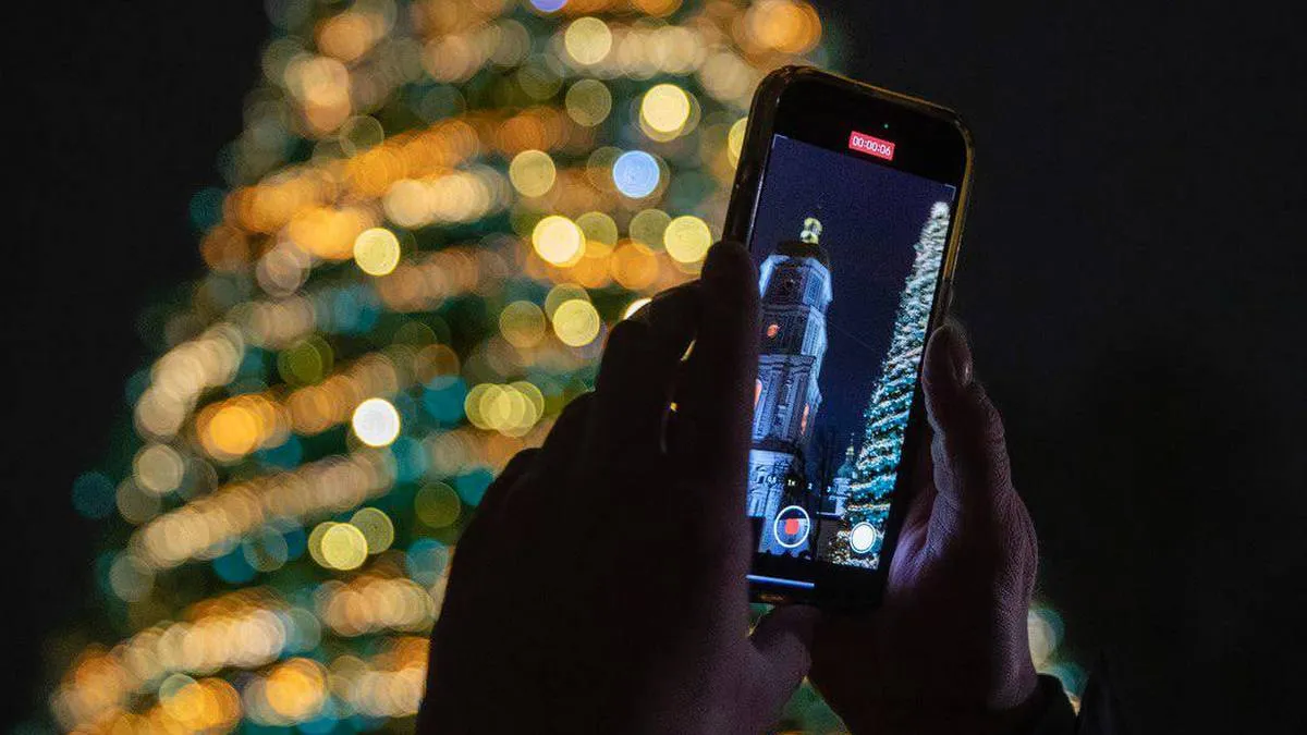 Святкова красуня на Софійській площі: більше 4 тисяч святкових елементів на одному дереві - відео