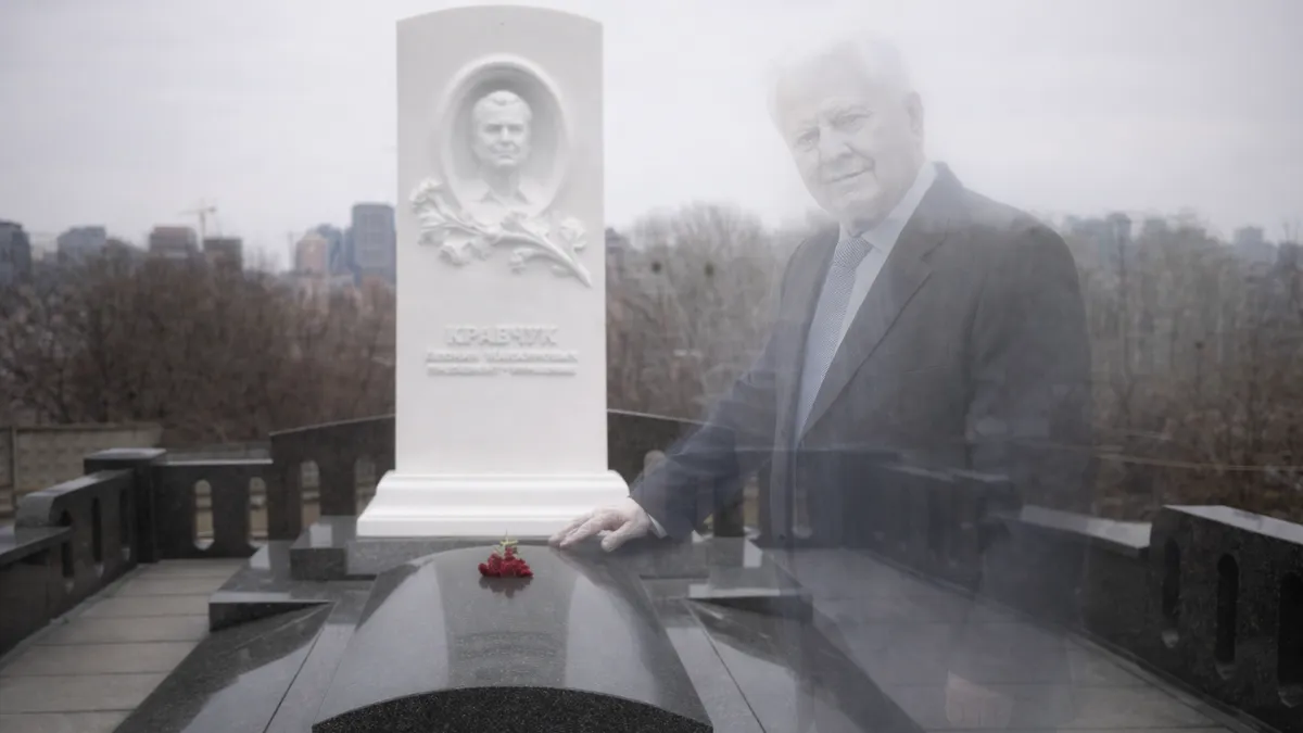 Як нині виглядає могила Кравчука на Байковому кладовищі: Динамо вшанувало пам’ять першого президента України