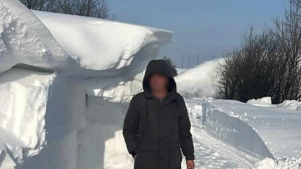 Неймовірні замети на Прикарпатті: спецтехніці довелось буквально «прогризати тунелі» у кучугурах снігу