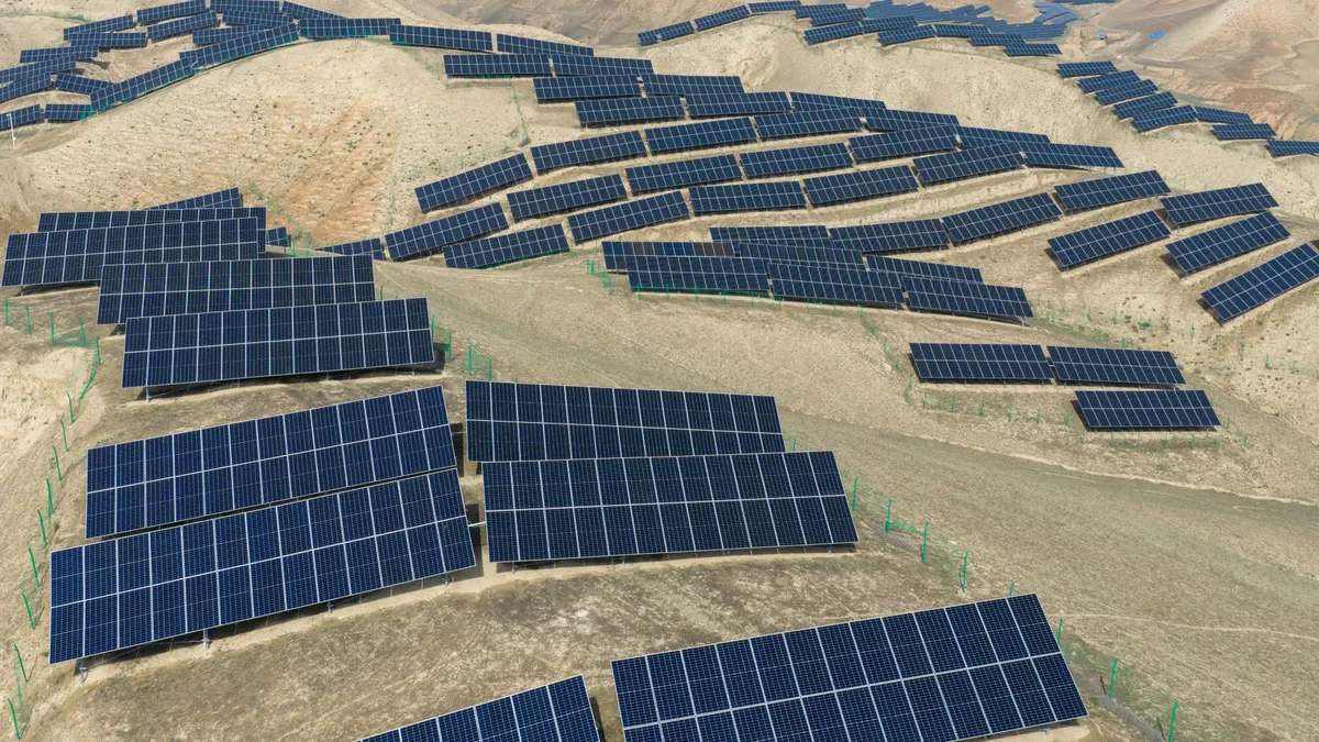 Зелене диво в Китаї: як сонячні панелі перетворюють пустелі на оазиси