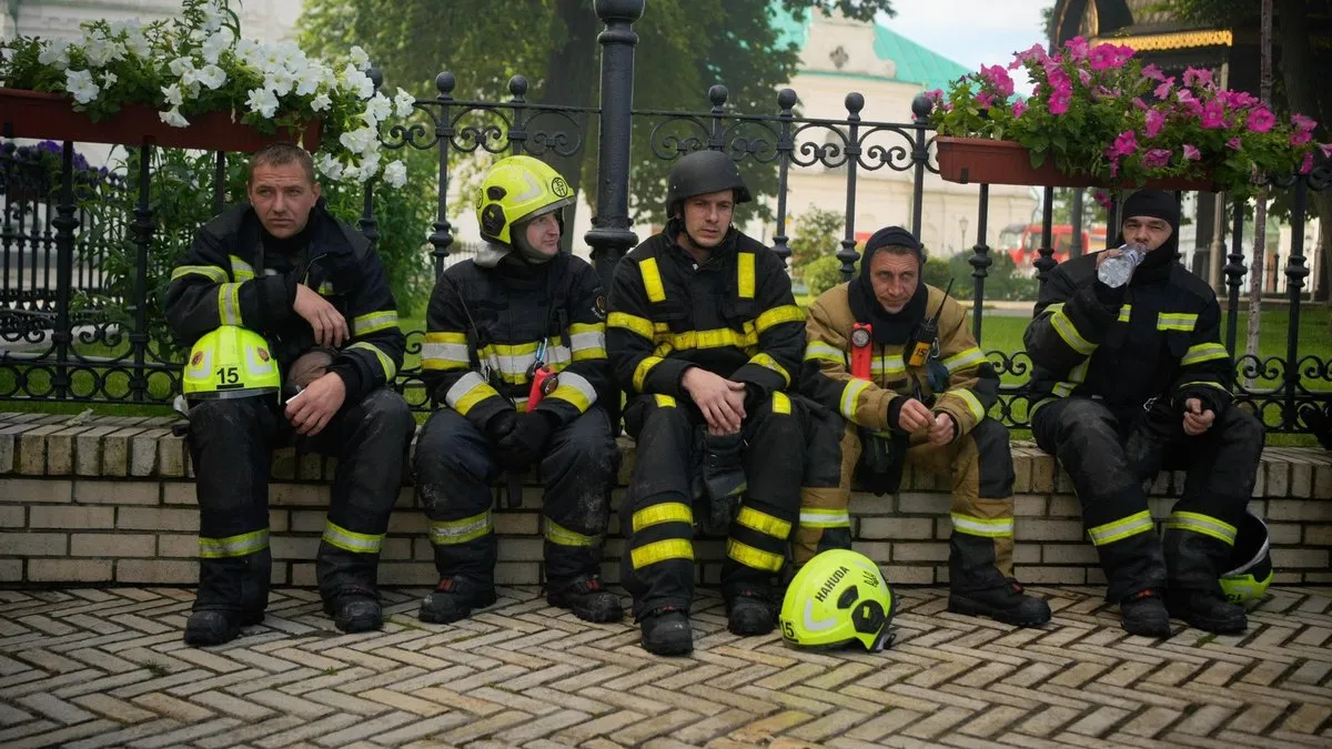 «Цей дощ став Божим благословенням»: після ворожої ракетної атаки на Лавру небо допомогло боротись з вогнем