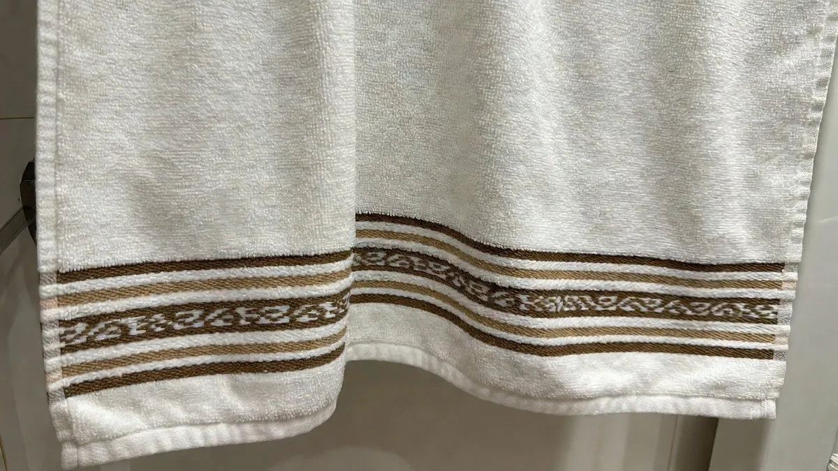 Справа не в декорі: навіщо роблять смужки на тканині рушника – як його не пошкодити