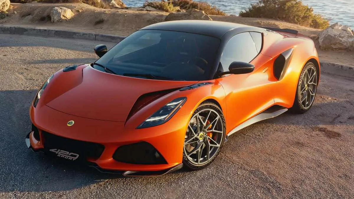 Більше потужності та менше ваги: чим здивувала нова Lotus Emira 420 Sport із дахом, що знімається